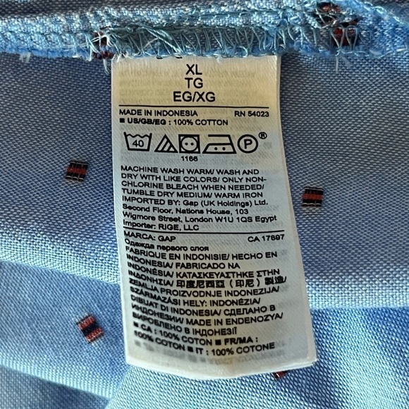 Gap XL blue button down with textured pattern. Curved hem, long sleeves - Picture 8 of 8